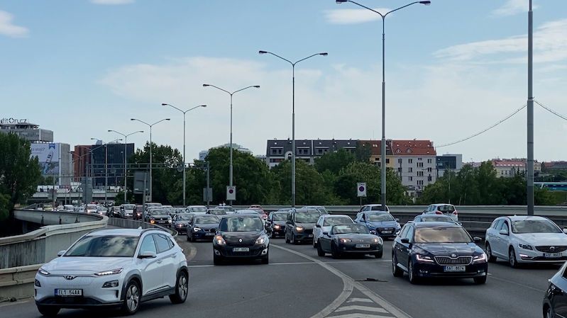 Experiment Prahy na řidičích způsobil ve městě kolaps dopravy